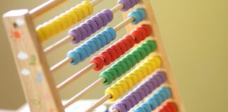 Co oznacza V w matematyce?