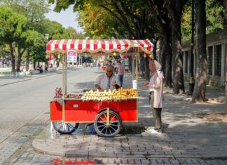 Ile zarabia magazynier w Lidlu?